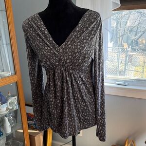 Daisy Fuentes Gray Scribble-Print V-Neck Top